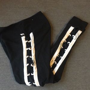 PINK Yoga Pant/Leggings w/ crisscross marble side